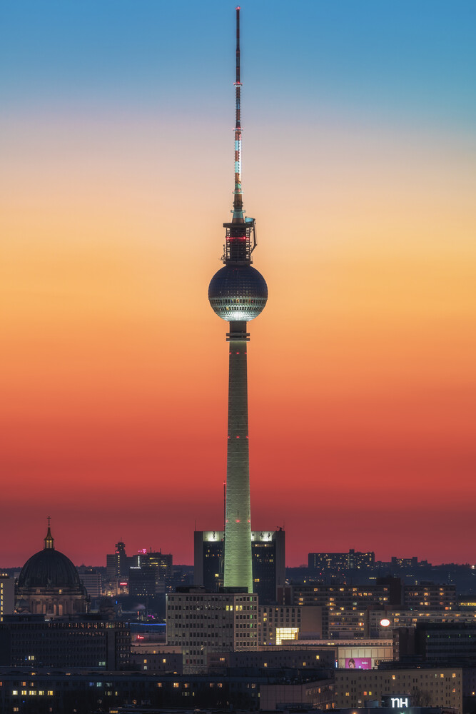 Jean Claude Castor Fotokunst - 'Berlin Fernsehturm mit Farbverlauf