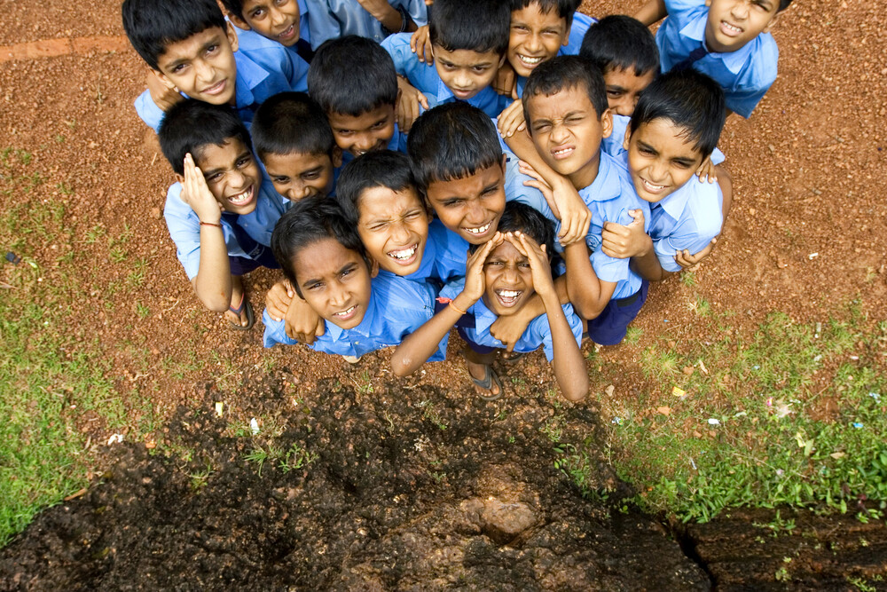 markus-schieder-nosy-schoolboys-of-an-elementary-school-in-india