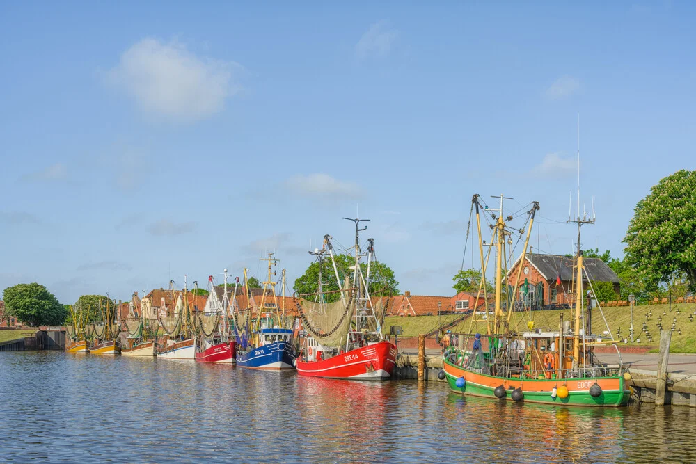 Krabbenkutter in Greetsiel in Ostfriesland - fotokunst von Michael Valjak