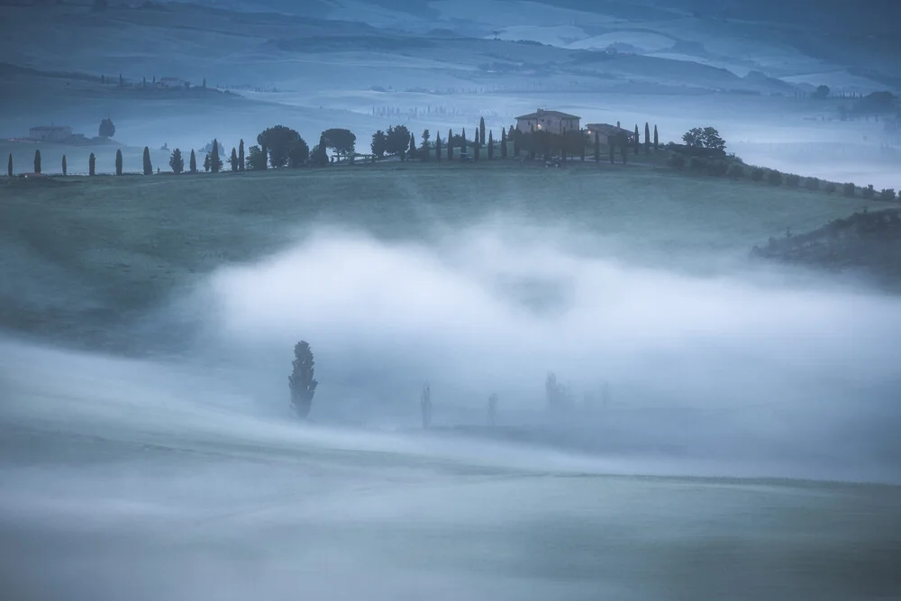 Toskana Val d'Orcia im Nebel und Morgengrauen - Fineart photography by Jean Claude Castor