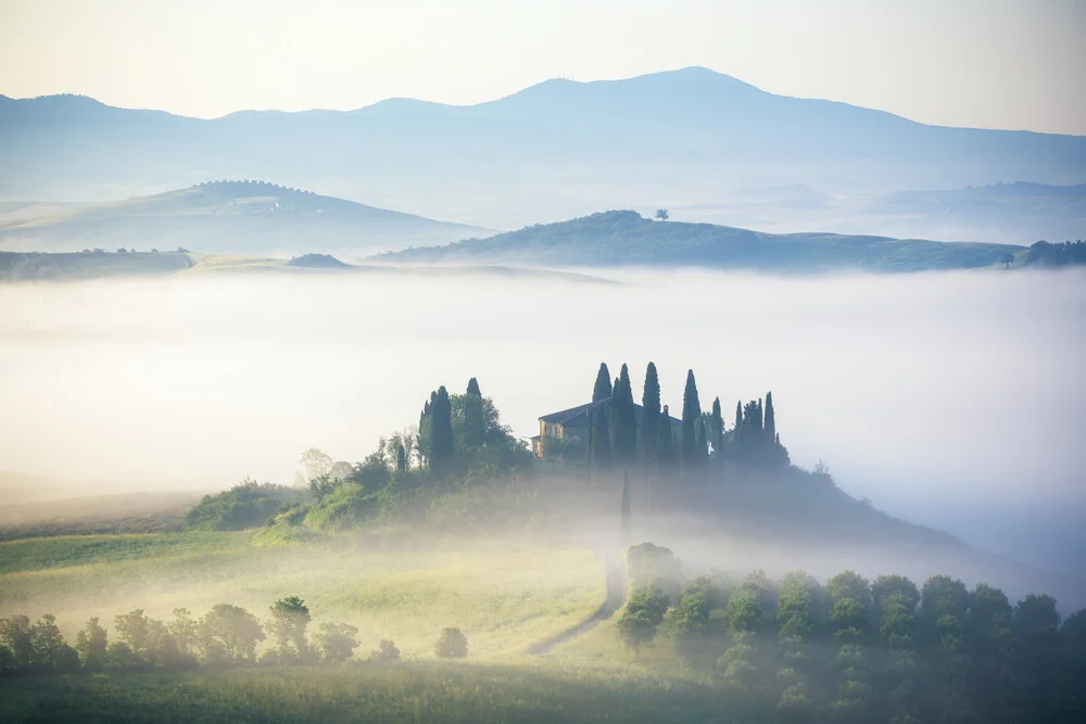 Italien Toskana Val d'Orcia mit Nebel - fotokunst von Jean Claude Castor