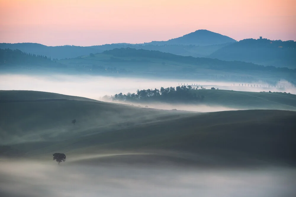 Toskana Val d'Orcia im Nebel - Fineart photography by Jean Claude Castor