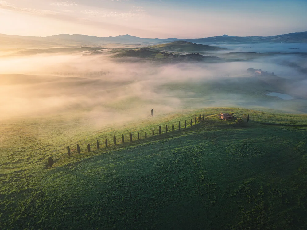 Toskana Val d'Orcia im Nebel aus der Luft - fotokunst von Jean Claude Castor