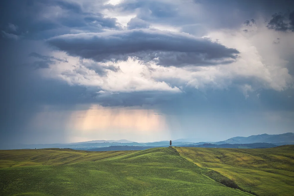 Toskana Crete Senesi mit dramatischen Wolken - fotokunst von Jean Claude Castor