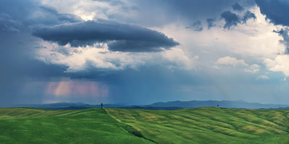 Toskana Crete Senesi mit dramatischen Wolken Panorama - fotokunst von Jean Claude Castor