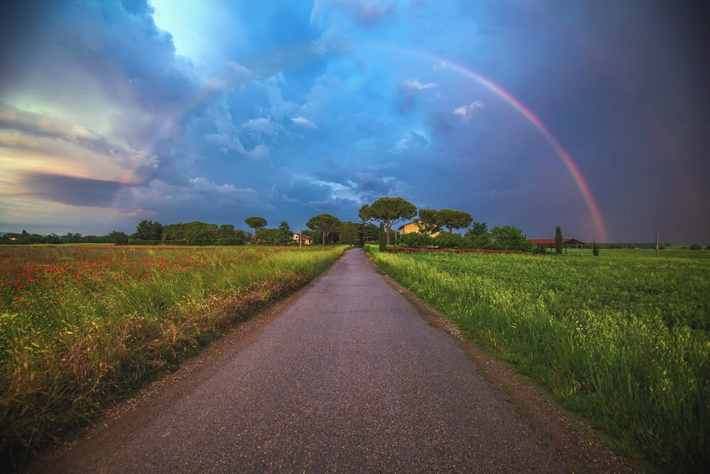 Toskana Regenbogen bei Gewitter - fotokunst von Jean Claude Castor