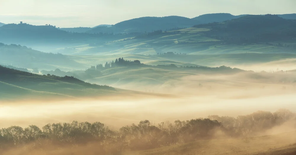 Toskana Val d'Orcia Hügellandschaft im Nebel - Fineart photography by Jean Claude Castor