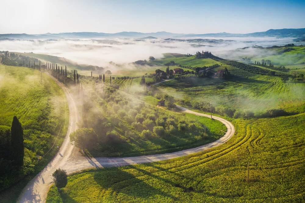 Toskana Val d'Orcia Nebellandschaft aus der Luft - fotokunst von Jean Claude Castor