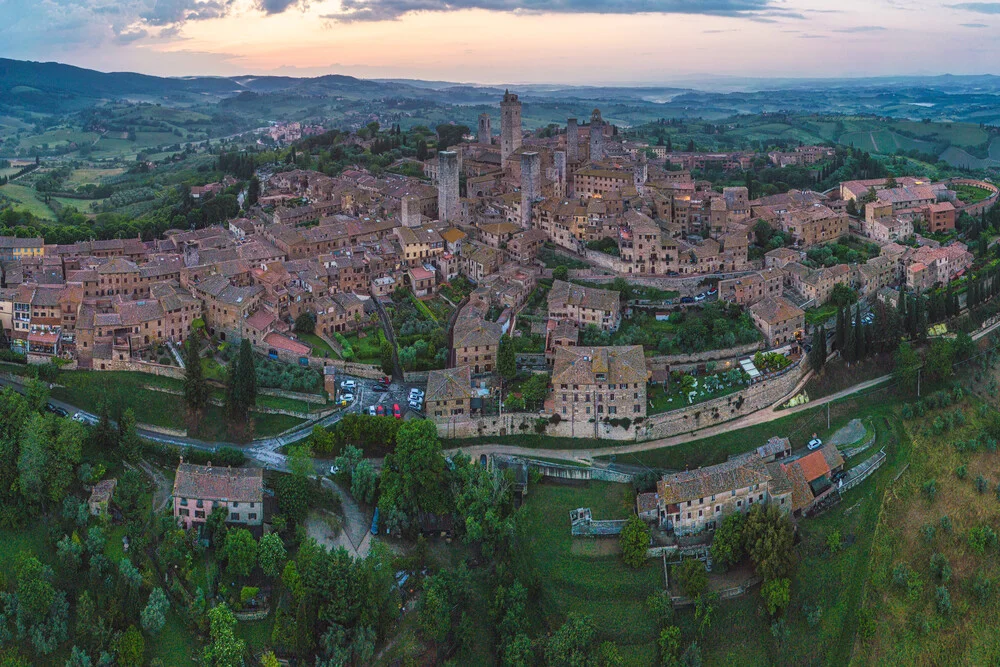 Toskana San Gimignano am Abend aus der Luft - fotokunst von Jean Claude Castor