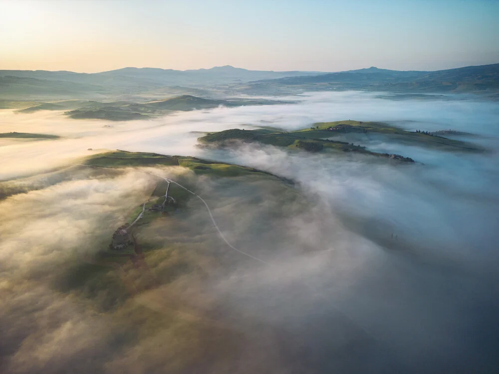 Toskana Nebellandschaft im Val d'Orcia am Morgen - fotokunst von Jean Claude Castor