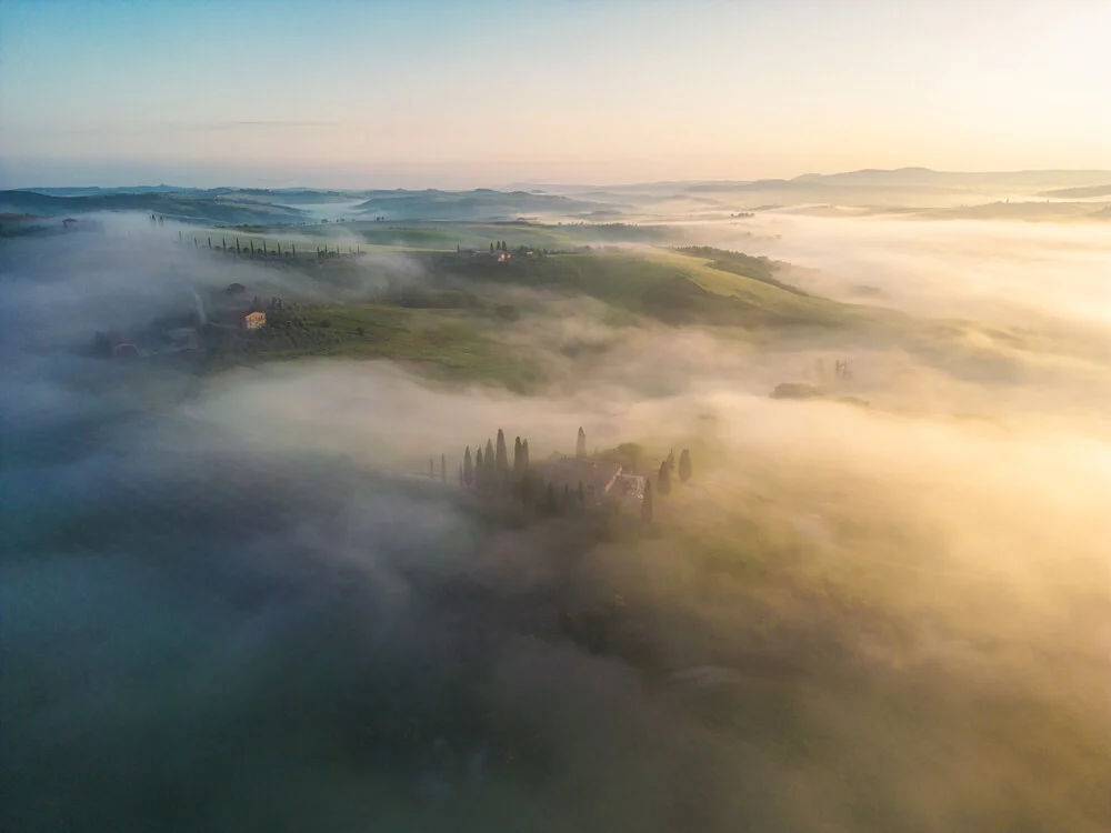 Toskana Agriturismo Nebellandschaft am Morgen - fotokunst von Jean Claude Castor