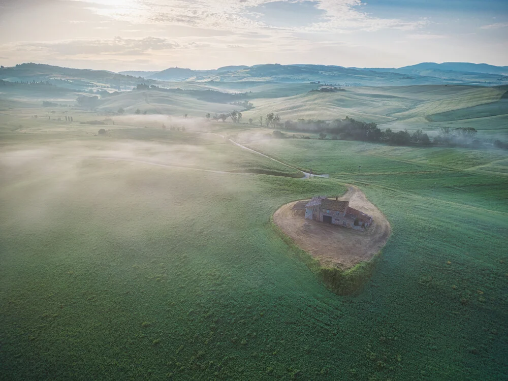 Toskana Verlassenes Bauernhaus am Morgen mit Nebel - Fineart photography by Jean Claude Castor