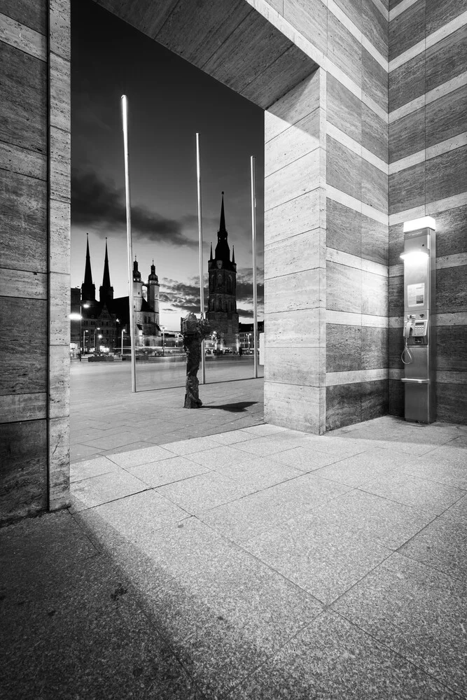 Halle-Saale am Abend - schwarz-weiß - fotokunst von Martin Wasilewski