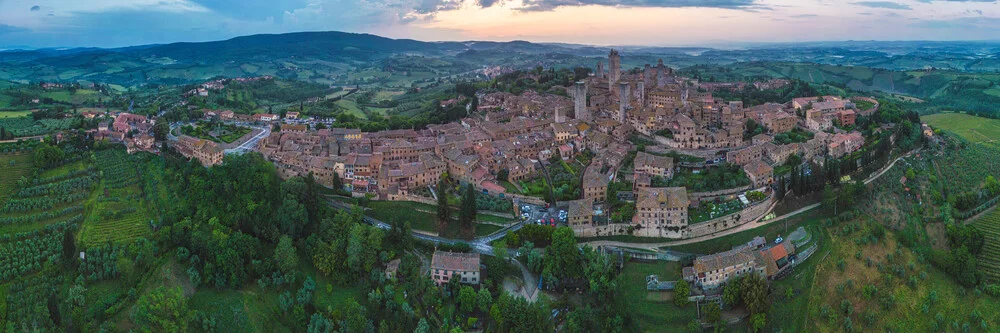 Italien Toskana San Gimignano Panorama aus der Luft - Fineart photography by Jean Claude Castor