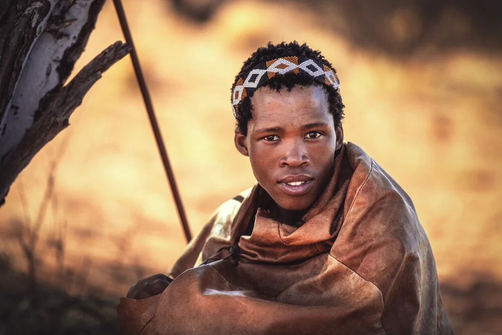 Namibia San Junge in der Kalahari - fotokunst von Jean Claude Castor