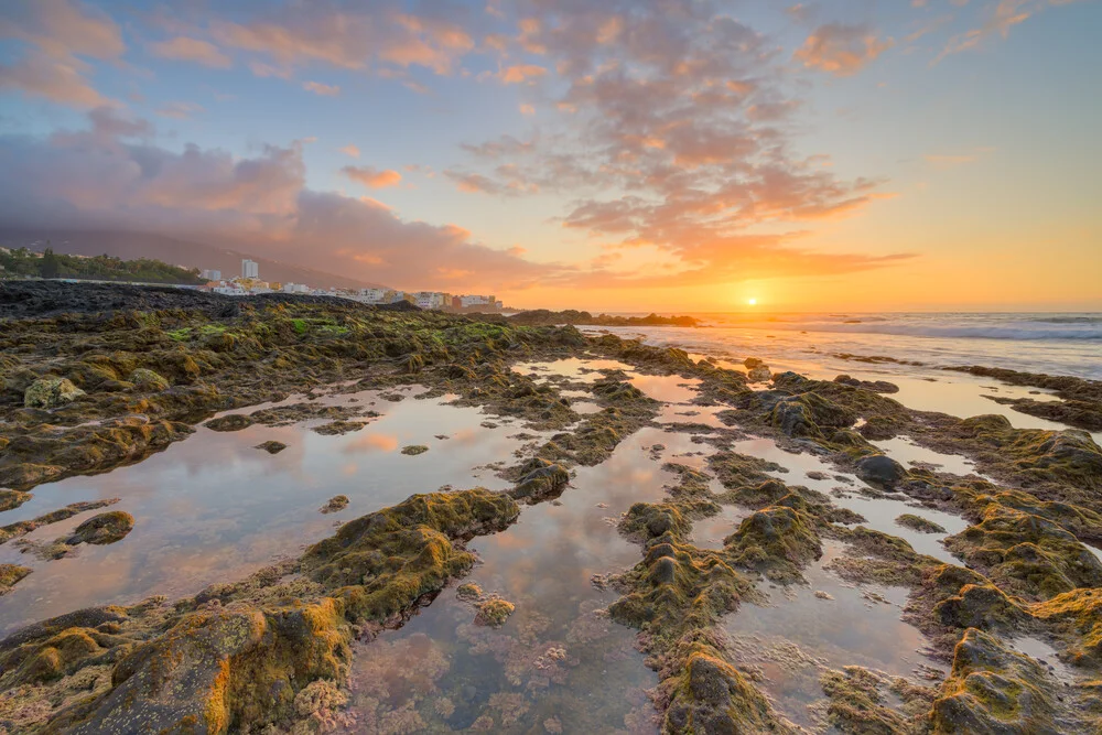 Teneriffa Sonnenuntergang am Playa Jardin in Puerto de la Cruz - fotokunst von Michael Valjak