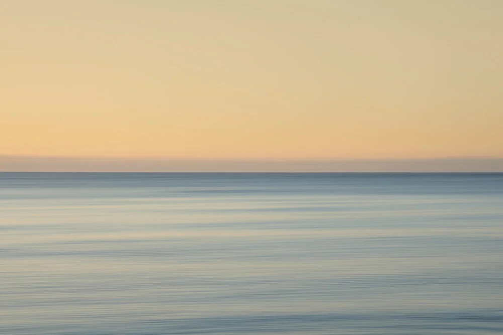 Bicoloured - Morgendämmerung am Meer - fotokunst von Rolf Schnepp