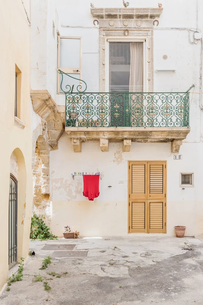 Red shirt - fotokunst von Photolovers .