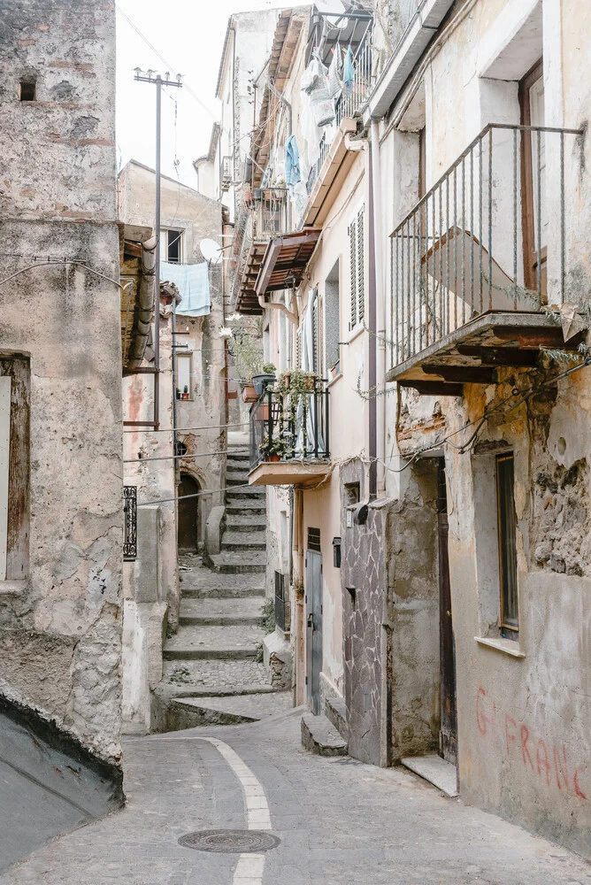 In the streets of Corigliano Calabro - fotokunst von Photolovers .