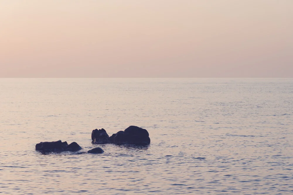 Rocks in the water - fotokunst von Photolovers .