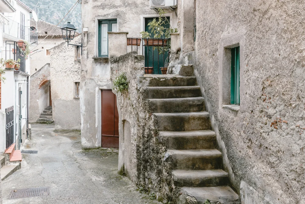 Street scene in Civita - fotokunst von Photolovers .