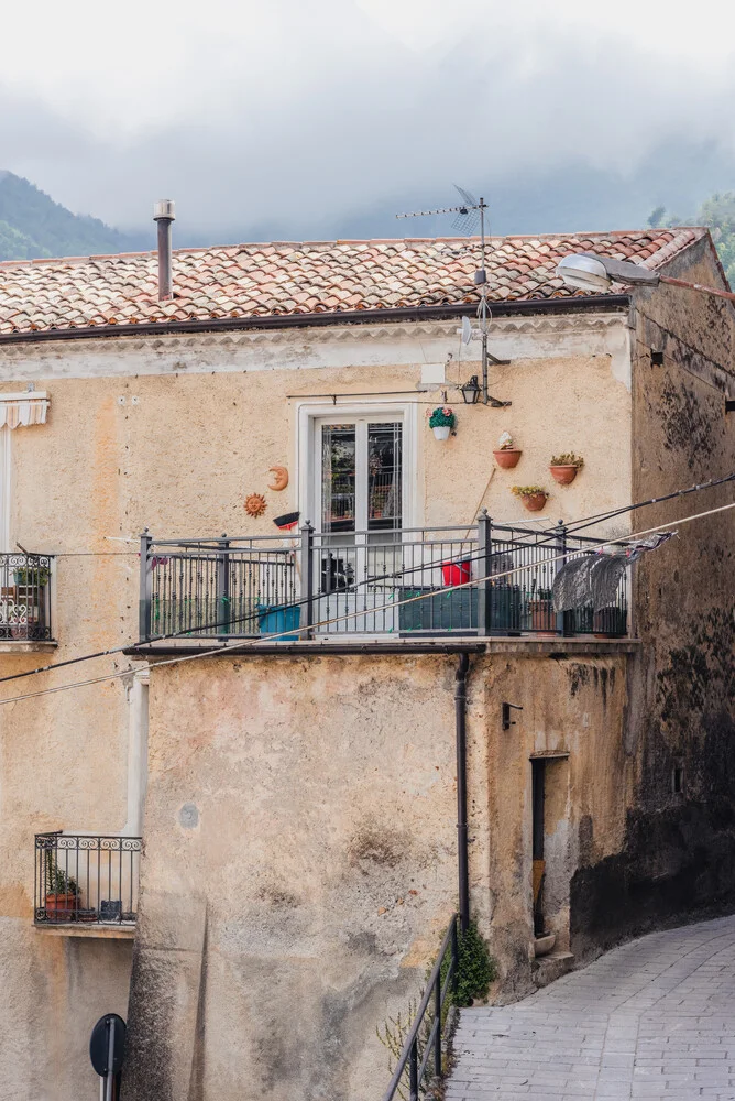 Ancient house in Civita - fotokunst von Photolovers .