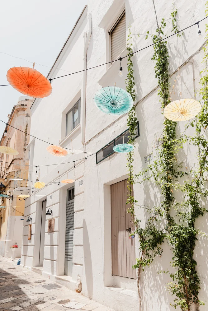 Street scene in Apulia - fotokunst von Photolovers .