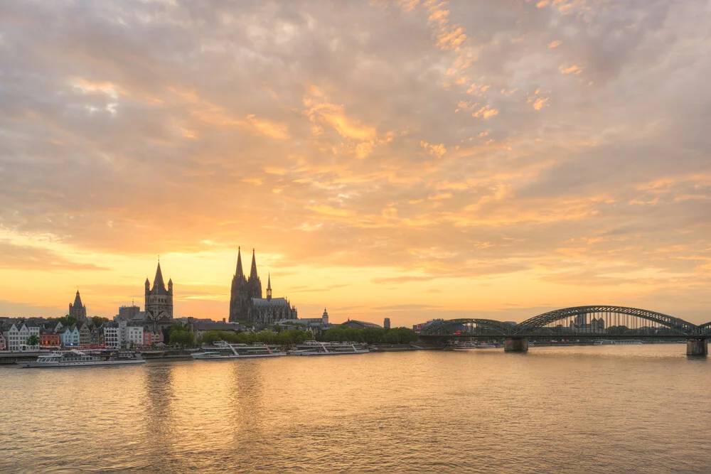 Die Skyline von Köln bei Sonnenuntergang - fotokunst von Michael Valjak