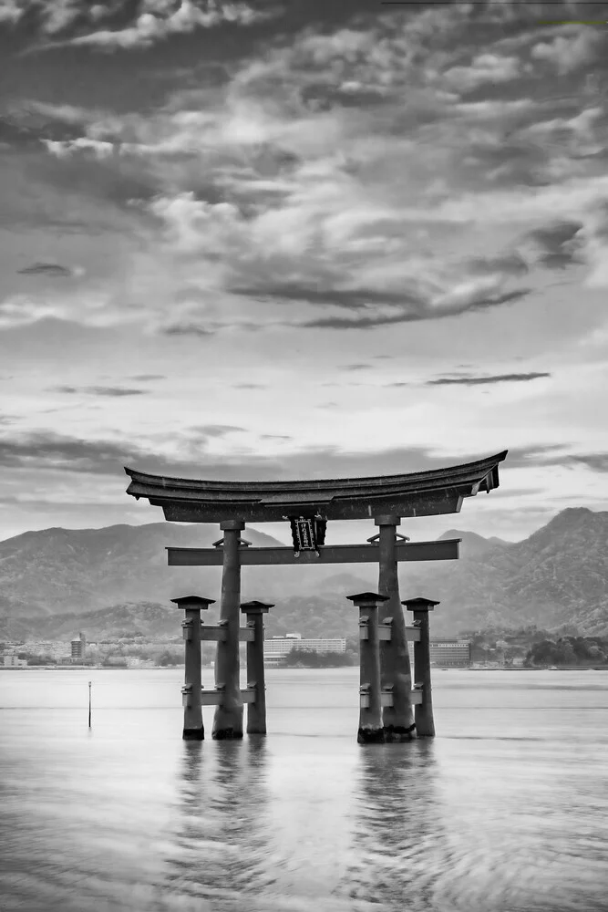 Monochromes Tor des Itsukushima-Schreins auf Miyajima am Abend - fotokunst von Melanie Viola