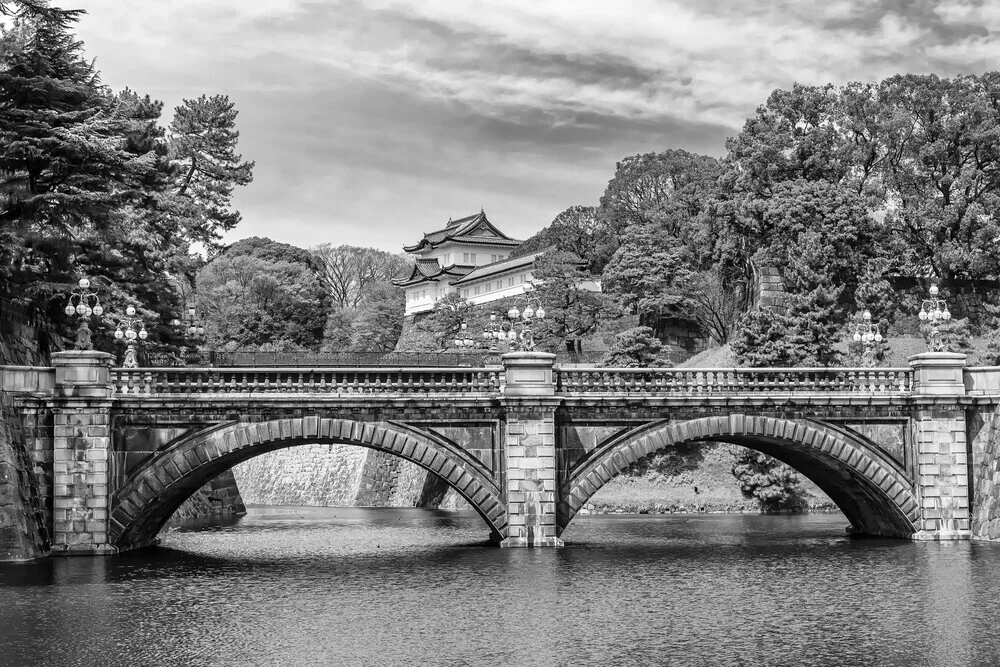 Idyllische Seimon Ishibashi und Nijubashi mit Kaiserpalast - fotokunst von Melanie Viola