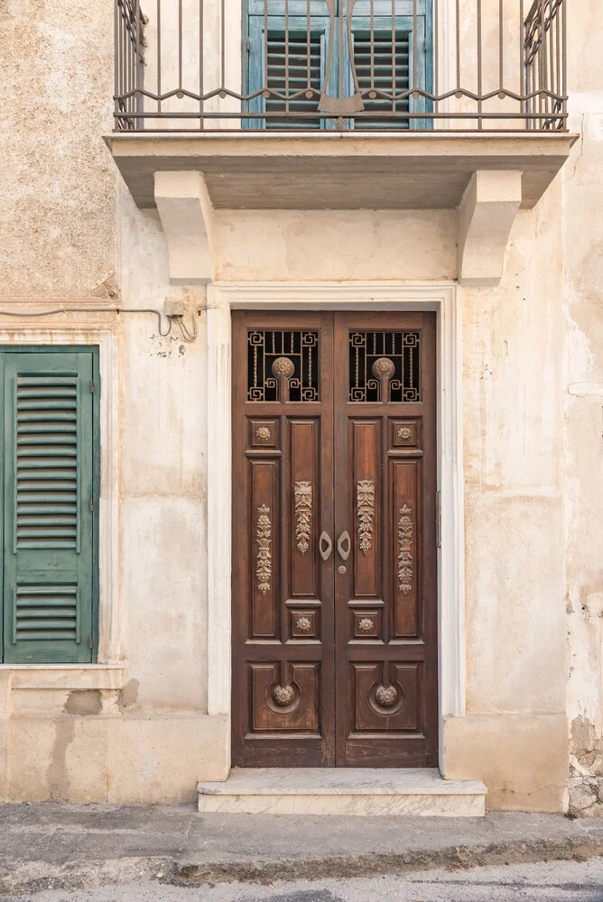 Brown wooden door - fotokunst von Photolovers .