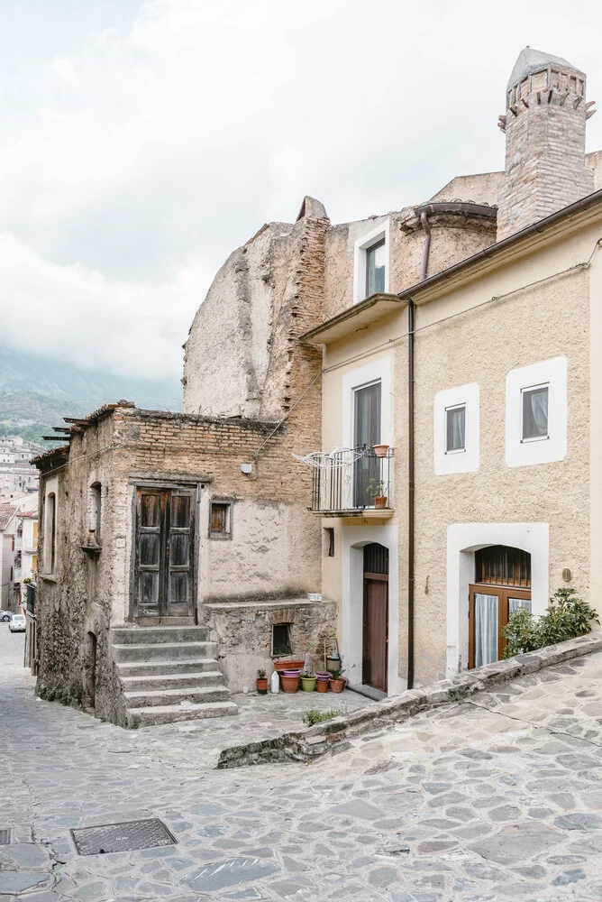 Street life in Civita, Calabria - fotokunst von Photolovers .