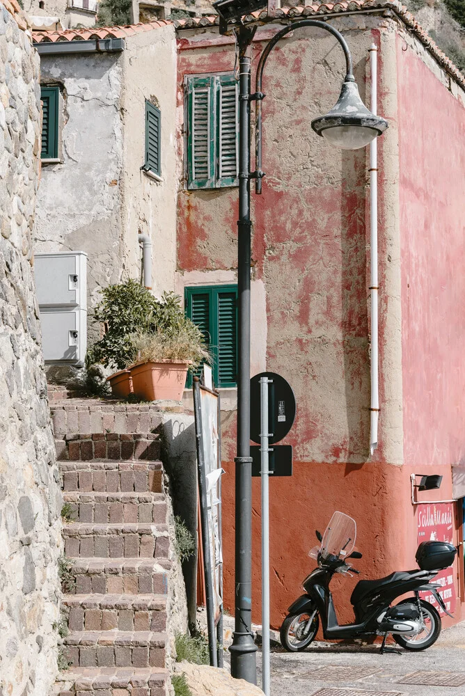 Street scene with red and green in Italy - fotokunst von Photolovers .