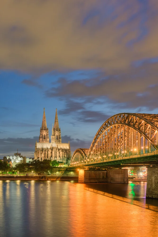 Kölner Dom am Abend - fotokunst von Michael Valjak