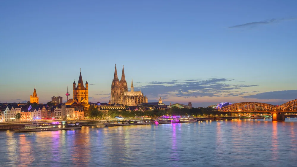 Die Skyline von Köln am Abend - fotokunst von Michael Valjak