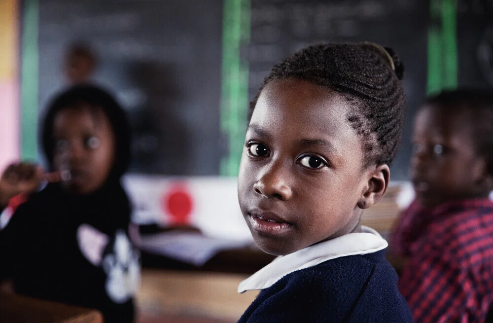 Schulmädchen in Uganda - fotokunst von Victoria Knobloch