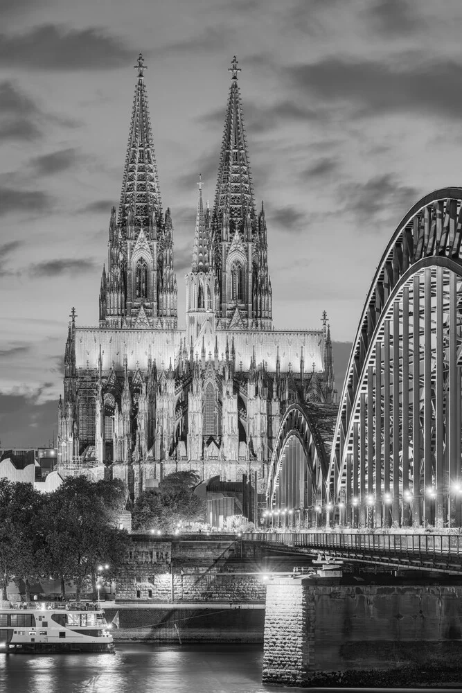 Beleuchteter Kölner Dom schwarz-weiß - fotokunst von Michael Valjak