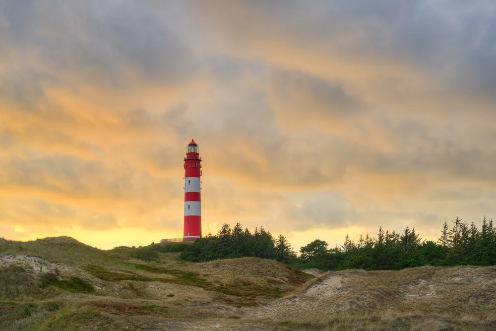 Leuchtturm auf Amrum bei Sonnenuntergang - fotokunst von Michael Valjak