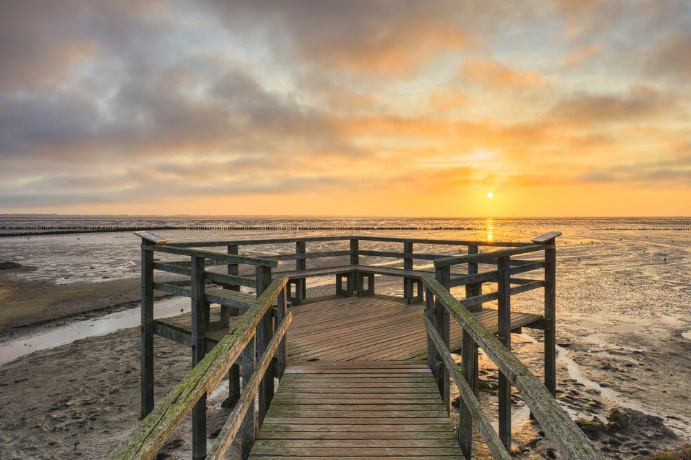 Aussichtsplattform im Wattenmeer auf Amrum - fotokunst von Michael Valjak