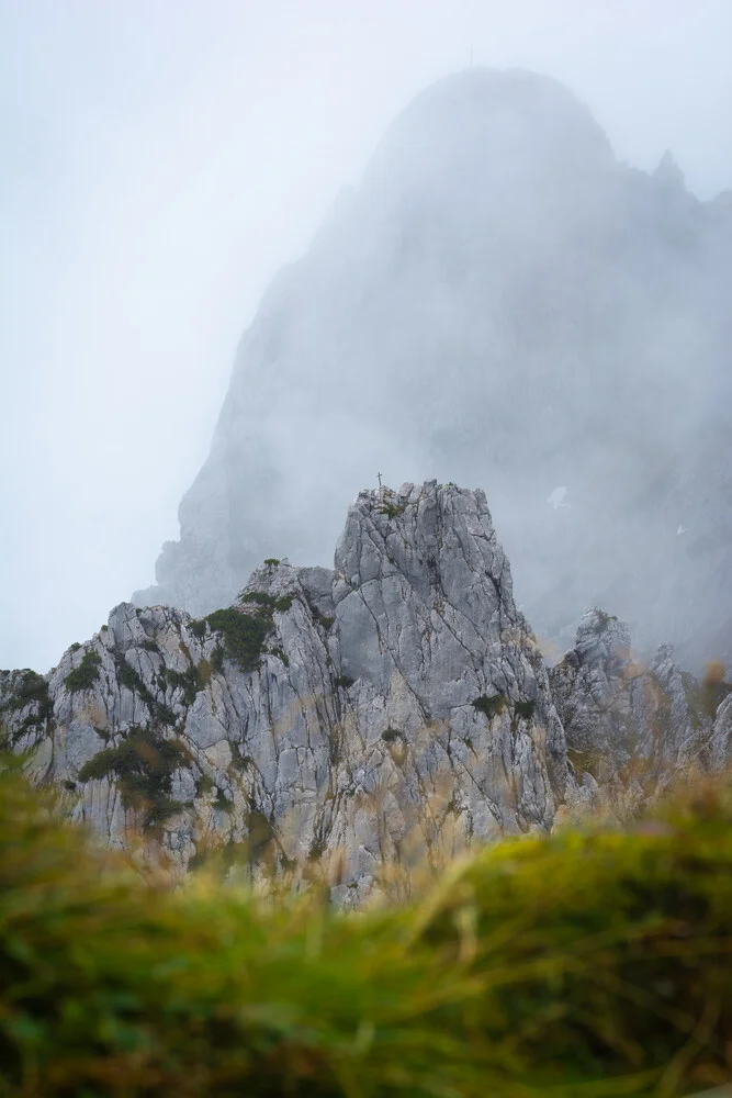 Gipfel im Nebel - fotokunst von Martin Wasilewski