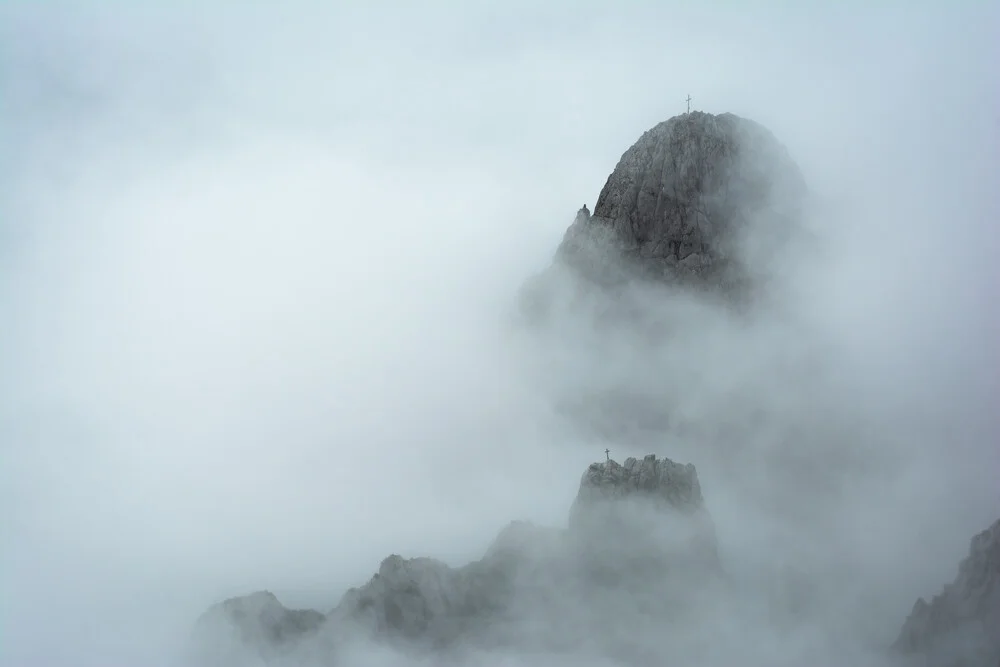 Gipfel im Nebelmeer - fotokunst von Martin Wasilewski