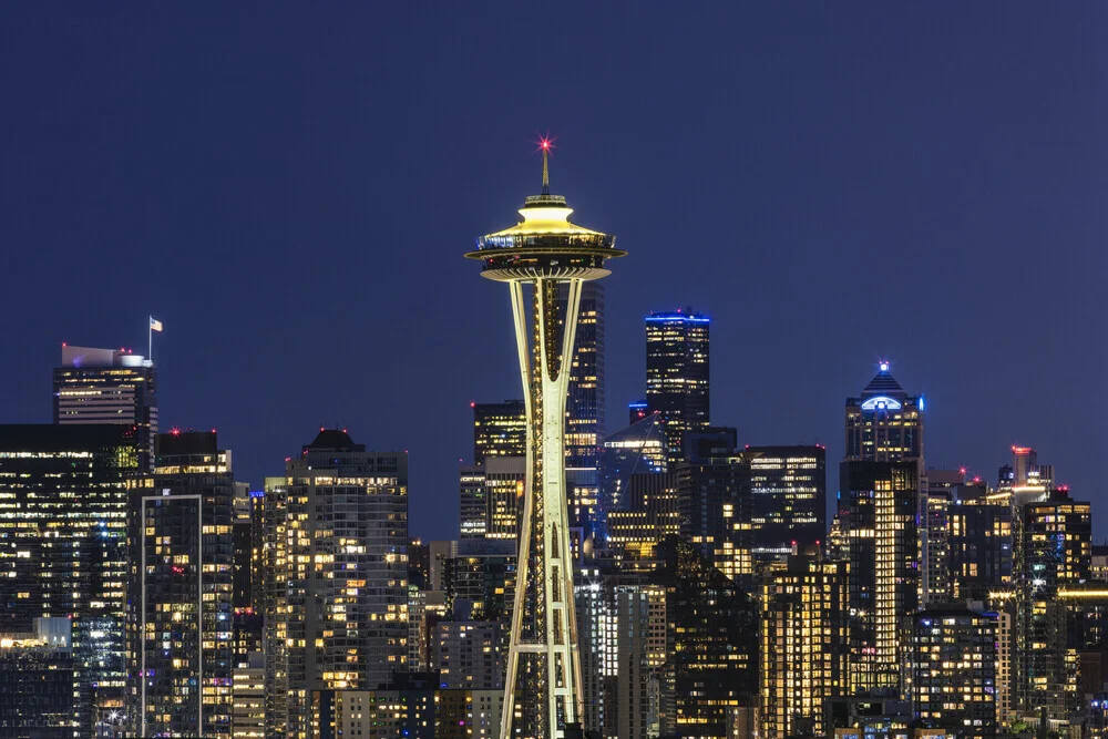 Skyline von Seattle zur blauen Stunde - fotokunst von Melanie Viola