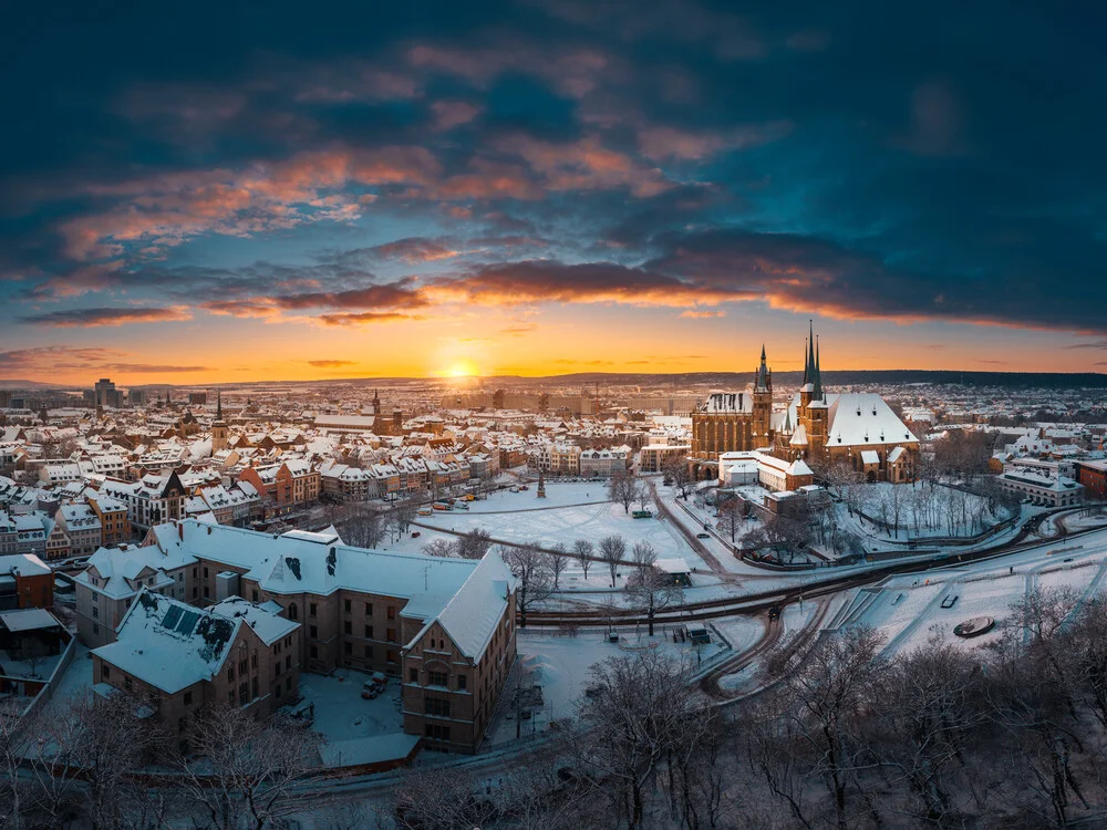 Winterlicher Sonnenaufgang über Erfurt - fotokunst von Dennis Schmelz