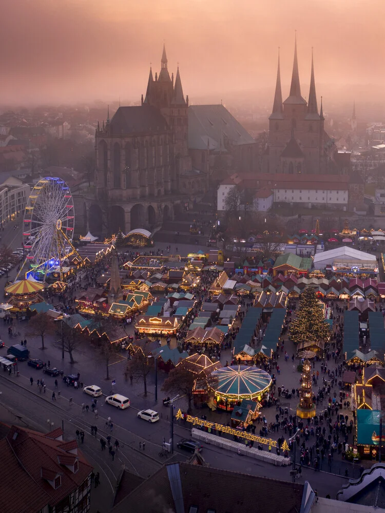 Erfurter Weihnachtsmarkt im Nebel - Hochformat - Fineart photography by Dennis Schmelz