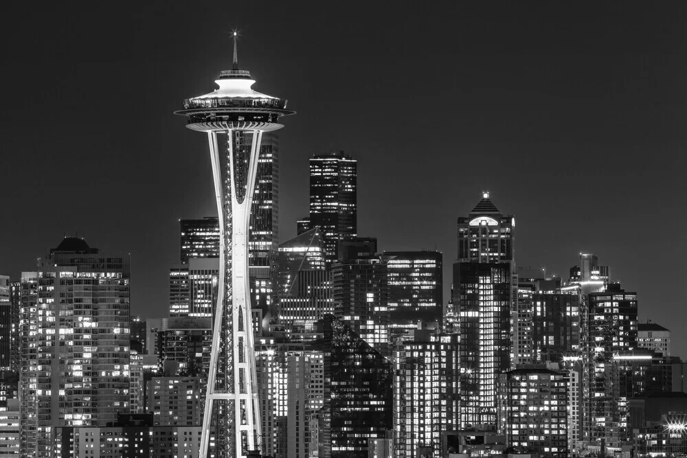 Breathtaking Seattle skyline at night | Monochrome - Fineart photography by Melanie Viola