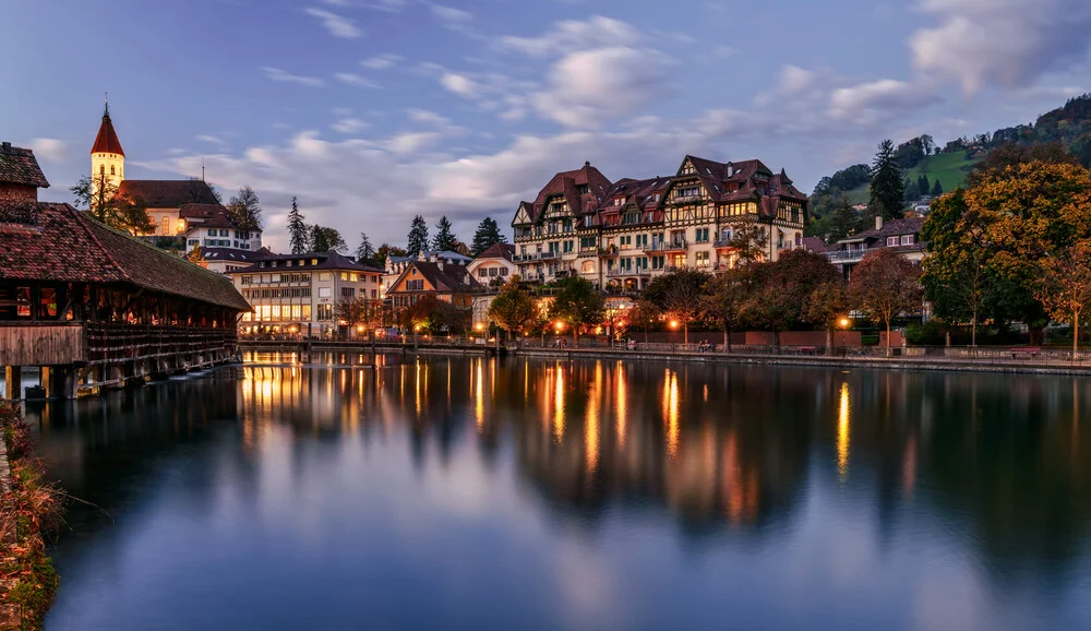 Blaue Stunde am Thuner See Schweiz - fotokunst von Achim Thomae