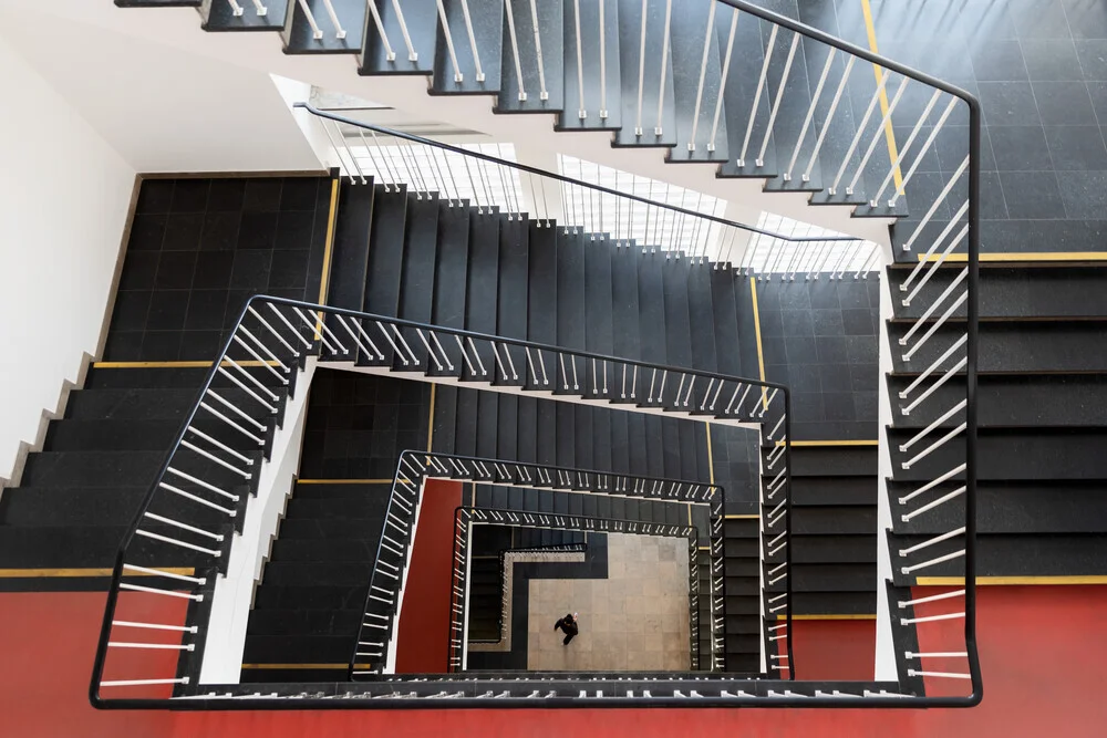 Universität mit verlassendem Studenten - fotokunst von Roswitha Schleicher-Schwarz