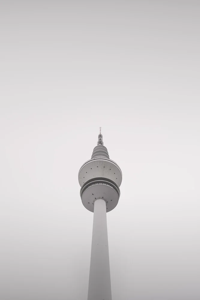 Wahrzeichen Fernsehturm Hamburg - fotokunst von Dennis Wehrmann