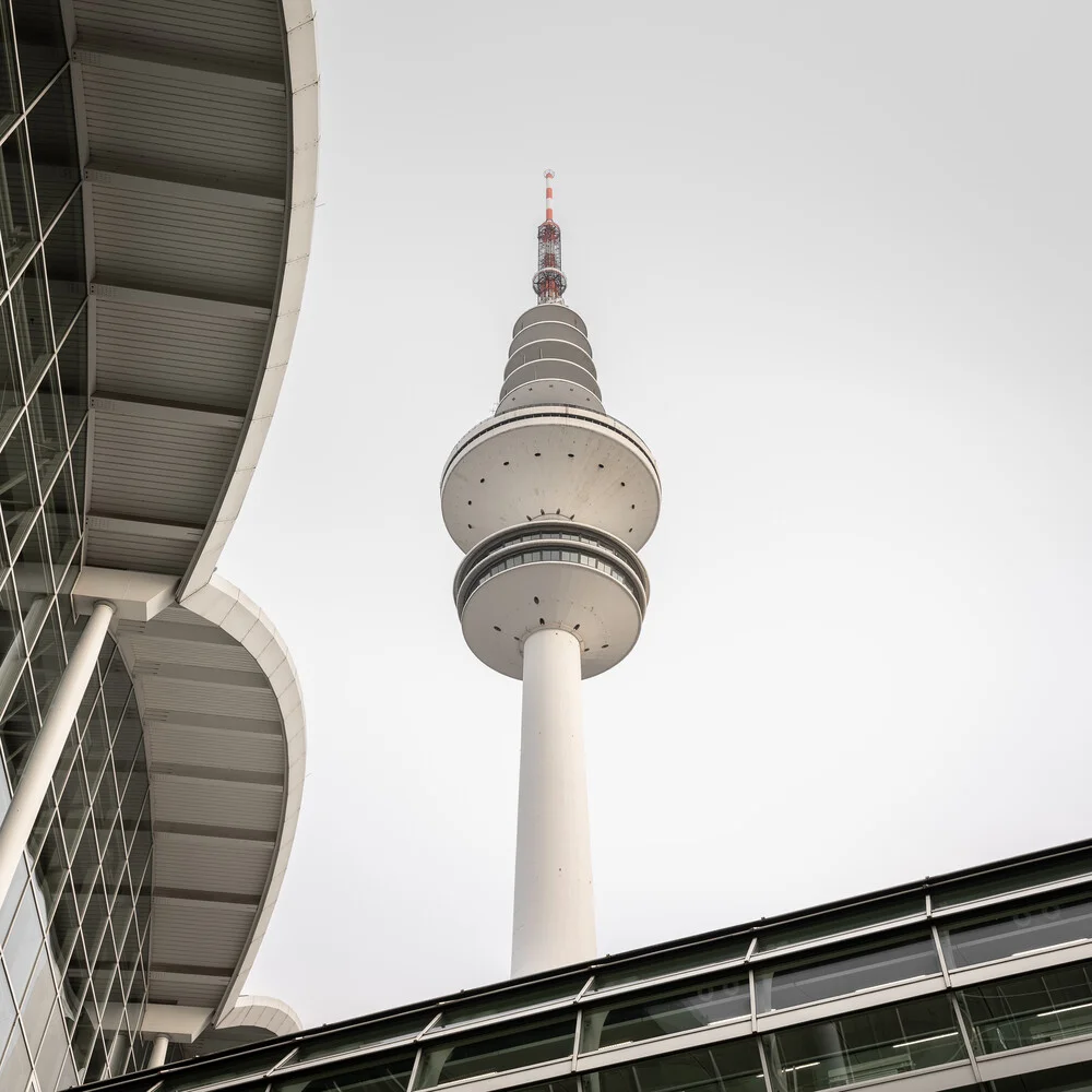 Wahrzeichen Fernsehturm Hamburg - fotokunst von Dennis Wehrmann