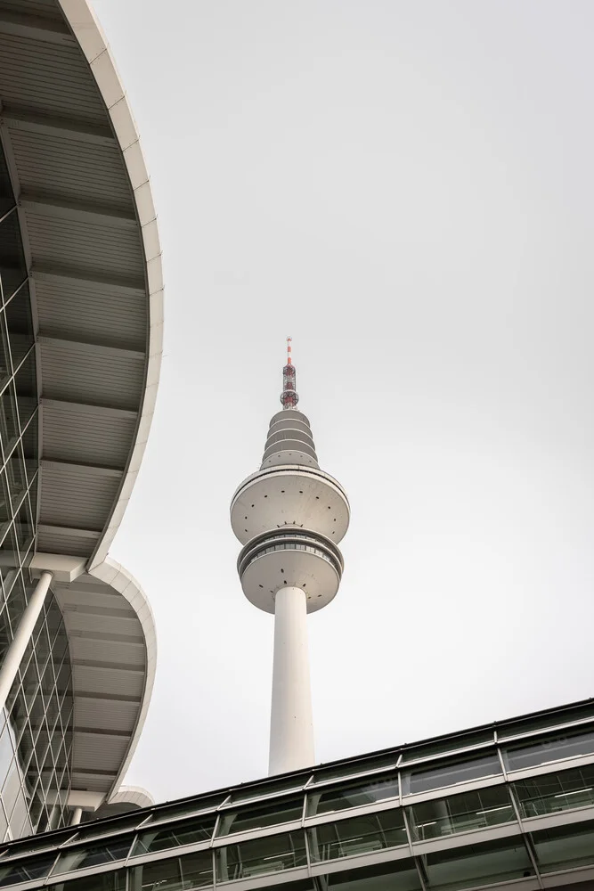 Wahrzeichen Fernsehturm Hamburg - fotokunst von Dennis Wehrmann